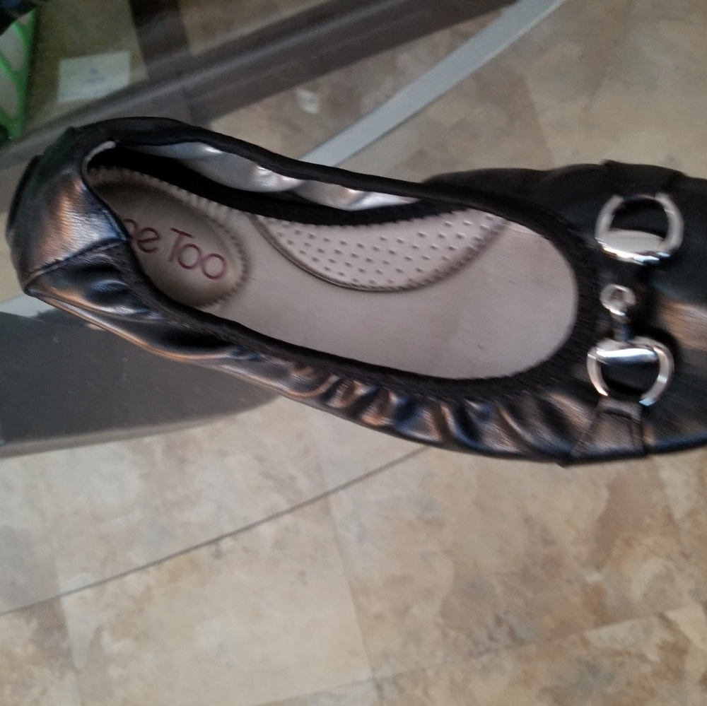 Size 6 Me Too Black Flats